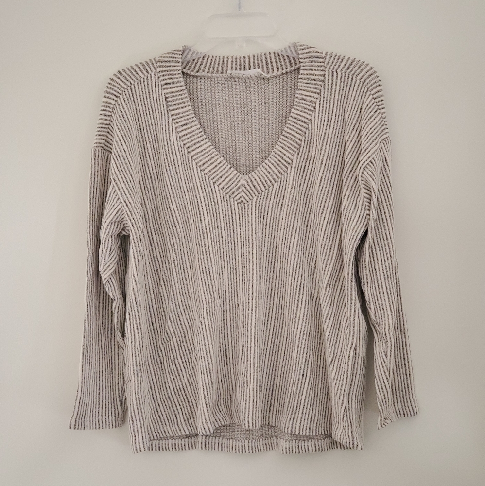 Vici Roza V-Neck Ribbed Knit Top - Ivory - Picture 9 of 10